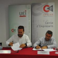 La signatura d'acords circuit de Catalunya amb Picapeo Carlos, director de l'Ibis Barcelona Montmelo-Granollers (a l'esquerra)